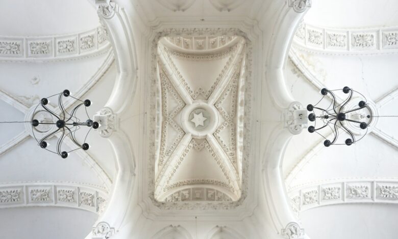 white decorative ceiling